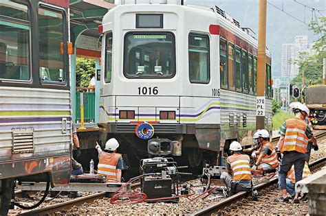 輕鐵出軌|輕鐵出軌｜警方拘捕49歲貨車司機 涉所載木板跌落路 